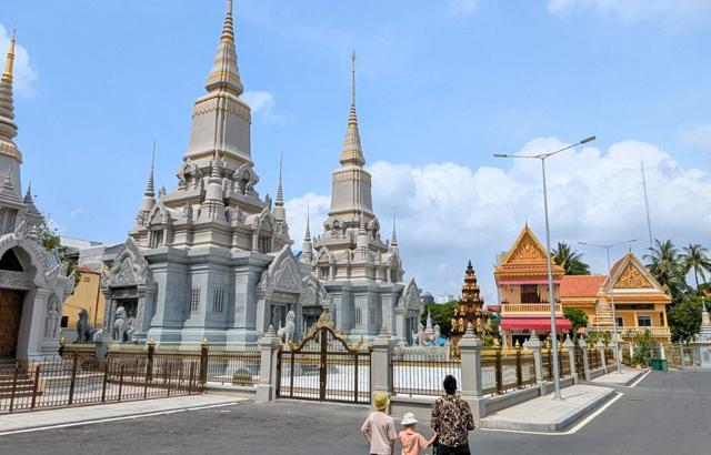 Phnom Penh with children: The 4 best activities & tips