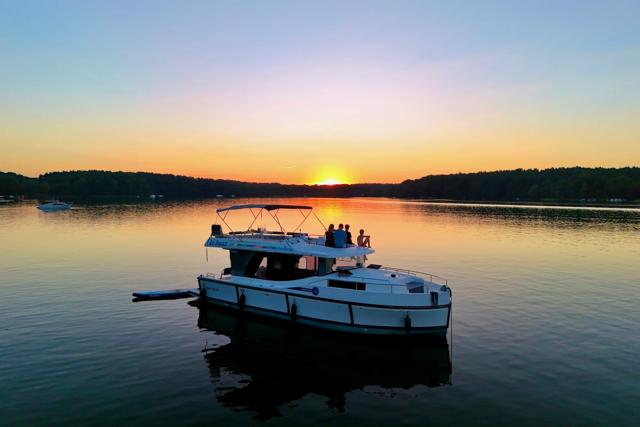 A family trip on the lakes of Brandenburg with a Le Boat boat