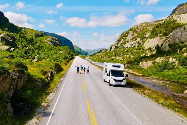With the Büstner Lyseo 594 motorhome on a family road trip through Norway
