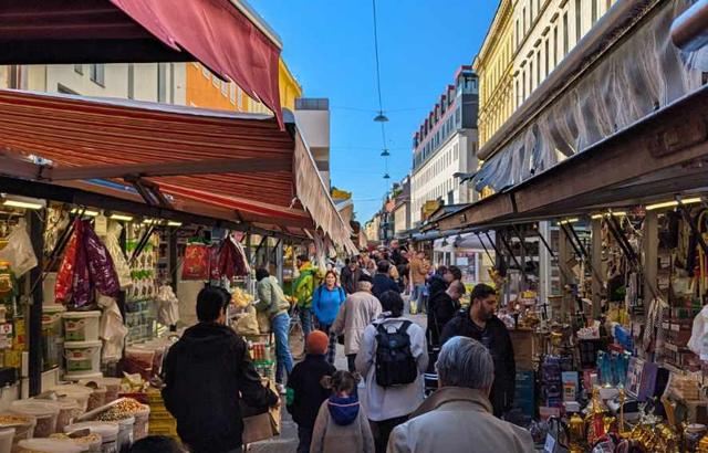 Brunnenmarkt with children: Yppenplatz playground & 3 local tips